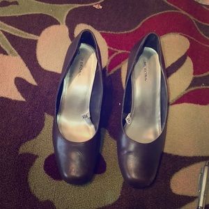 Professional dark brown vinyl pumps, light wear